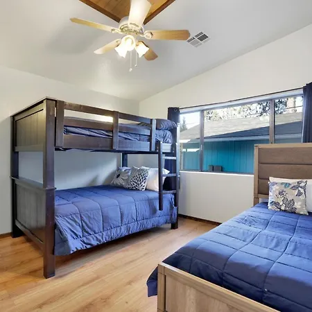 Maple Leaf Retreat- Spacious Family Chalet